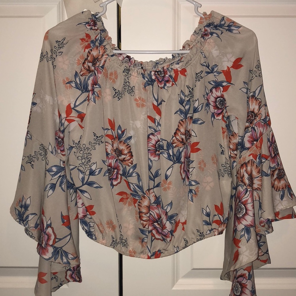 Off the Shoulder Bell Bottomed Sleeved Shirt